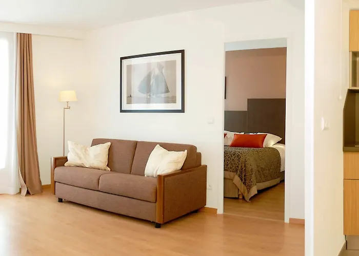 雷斯迪家阿卡松普拉扎酒店 4*